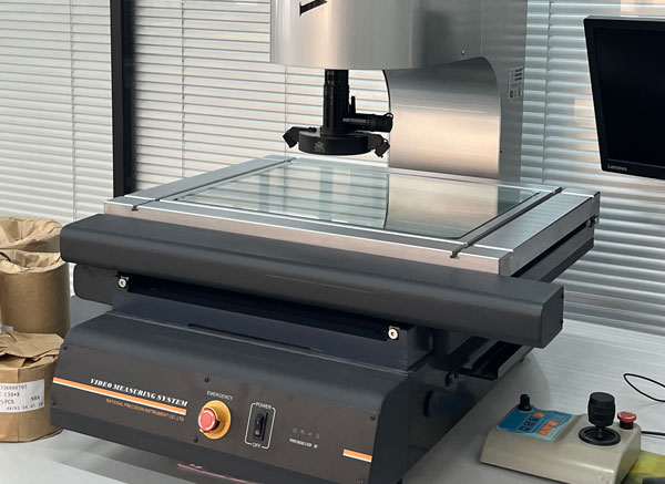 Fully automatic image measuring instrument