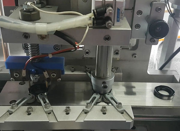 Automatic spring assembly and testing